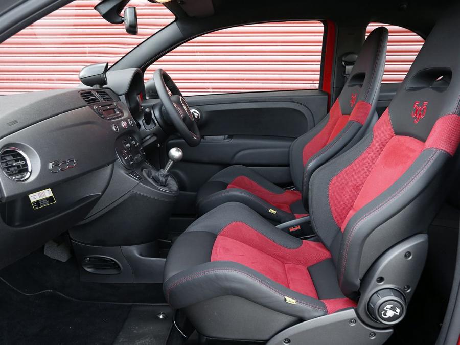 Интерьер Abarth 595 Competizione 2012 года  (UK) (фото 8 из 9)